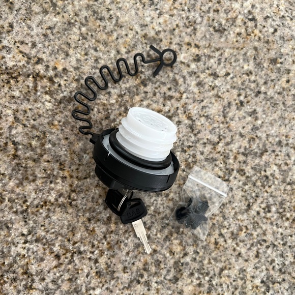 Locking fuel cap - Stant Model #10595 - EUC - Picture 6 of 7